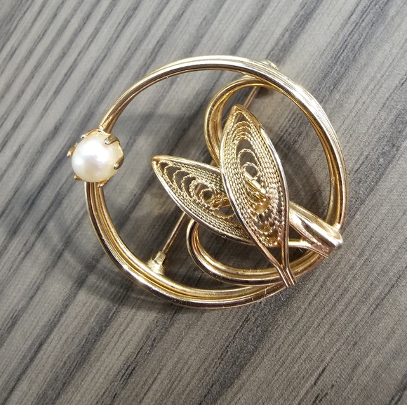 Jewelry - Vintage Brooch Pin in Gold Tone with Faux Pearl Accent Filagree Leaves in Heart